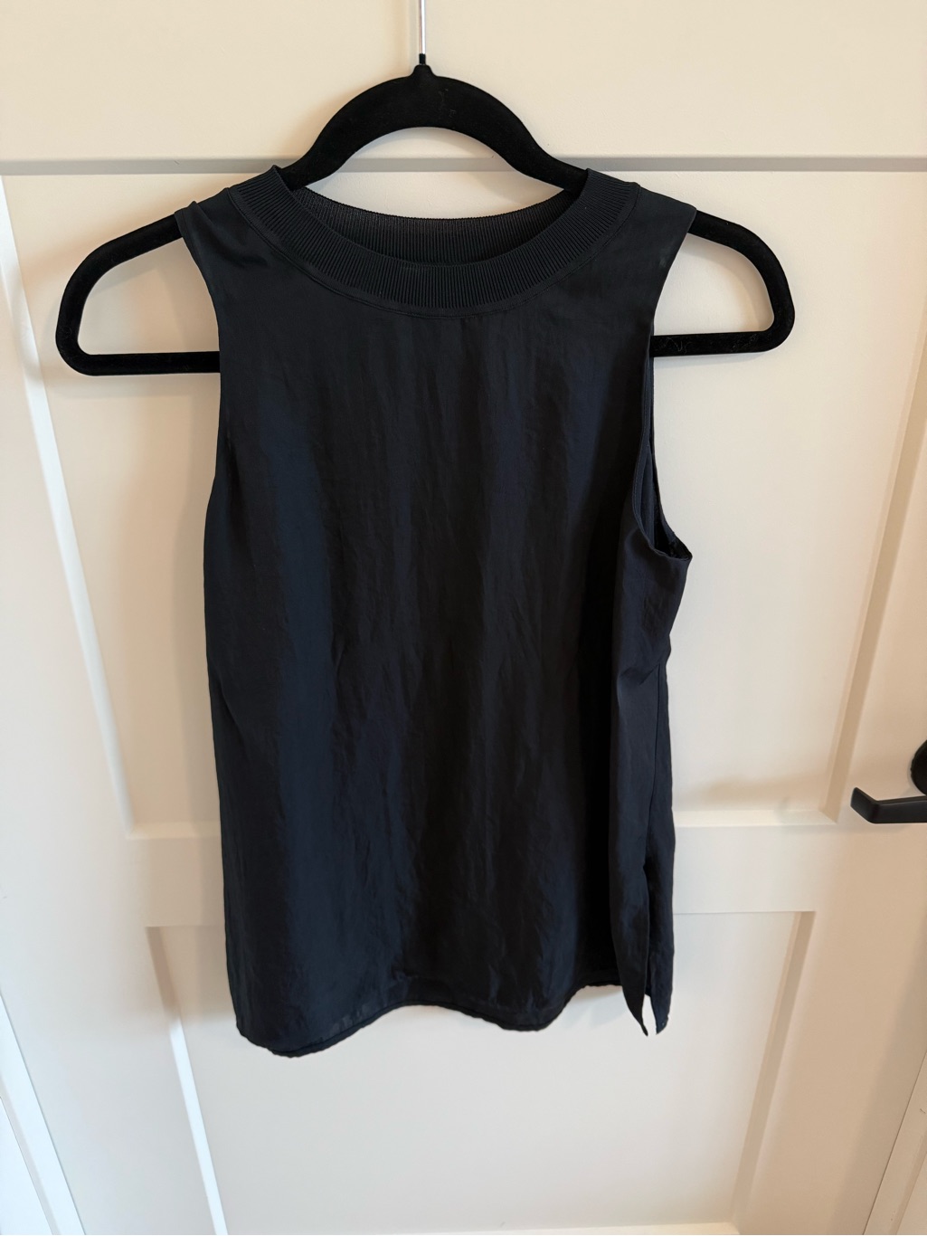 Vince. Silk Feel Sleeveless Shell Blouse Black Size Small Minimalist Luxury Top